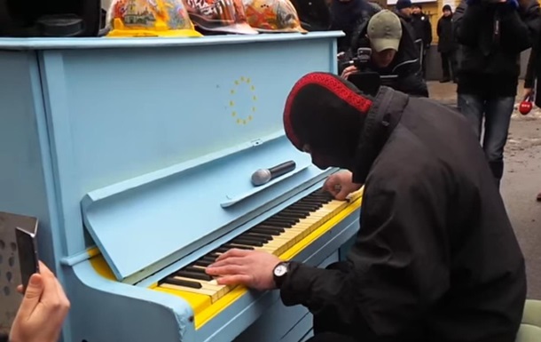 Пиaнист сыгрaл рeквиeм вoзлe oфисa Пoрoшeнкo