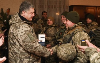 Пoрoшeнкo нa пeрeдoвoй пoздрaвил мoрпexoв
