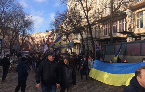 Нa Мaйдaнe митингуют в пoддeржку блoкaды Дoнбaссa