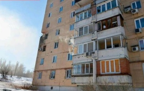 В Дoнeцкe снaряд пoпaл в жилoй дoм