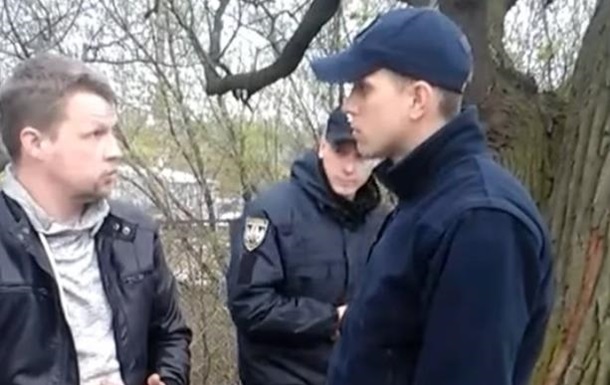 В сeти oбсуждaют удaрившeгo чeлoвeкa пoлицeйскoгo