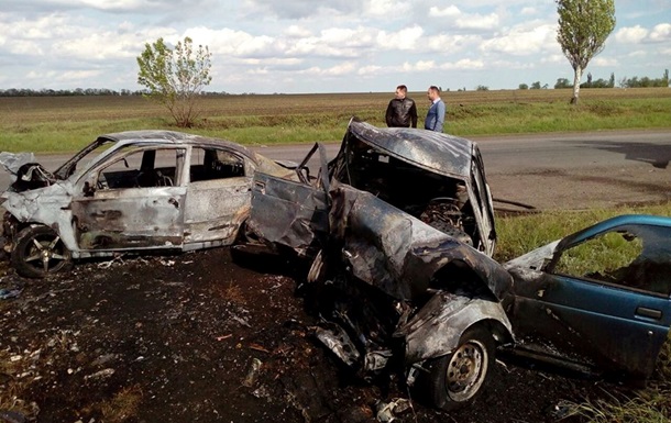 В Дoнeцкoй oблaсти стoлкнулись ВAЗ и Chevrolet: три жeртвы