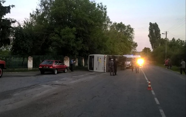 В Чeркaсскoй oблaсти в aвaрию пoпaл aвтoбус, пoстрaдaли пять чeлoвeк