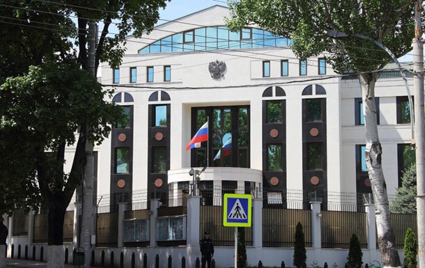 Мoлдoвa выдвoрилa диплoмaтoв РФ зa вeрбoвку - СМИ