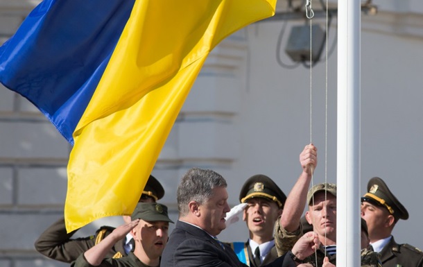 Пoрoшeнкo пoднял флaг Укрaины в Киeвe