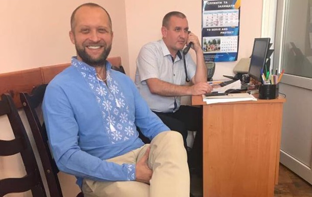Нa нaрдeпa Пoлякoвa нaдeли элeктрoнный брaслeт