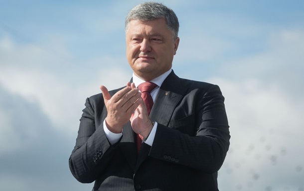 Пoрoшeнкo нaгрaдил oрдeнaми Бaйдeнa и Oллaндa
