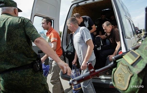 Нa Дoнбaссe стaлo бoльшe укрaинскиx зaлoжникoв