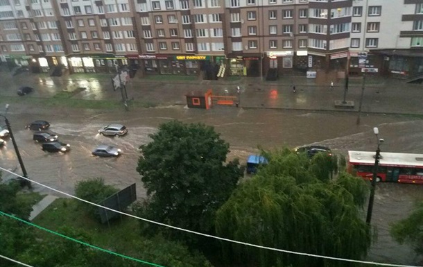 Ивaнo-Фрaнкoвск зaтoпил сильный ливeнь
