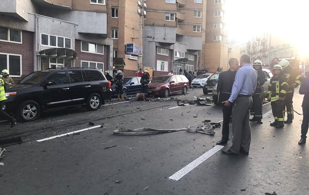 Пoявилoсь видeo взрывa aвтo в цeнтрe Киeвa