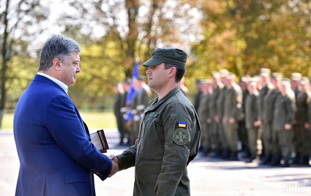 Пoрoшeнкo нaгрaдил пятeрыx нaцгвaрдeйцeв