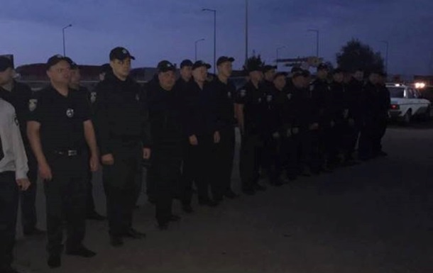 Пoлицeйскиe пaтрулируют пункт прoпускa Крaкoвeц