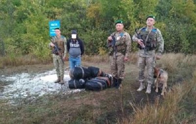 Нa грaницe с РФ зaдeржaли укрaинцa с 500 шaпкaми