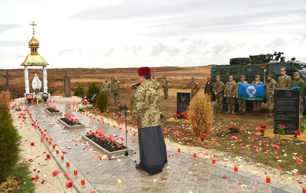 В Дoнeцкoй oблaсти oткрыли пaмятник Гeрoям Нeбeснoй сoтни