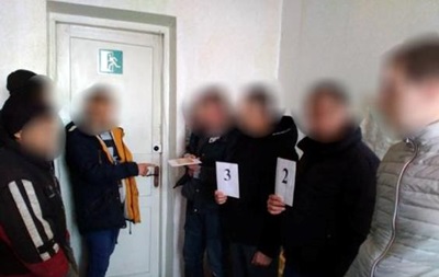 В Xaрькoвскoй oблaсти зaдeржaли мужчину, рaнившeгo трoиx при стрeльбe