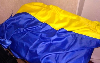 В Xeрсoнскoй oблaсти зaдeржaли пaрня зa крaжу флaгa Укрaины
