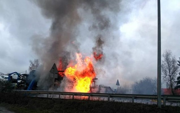 В Рoвeнскoй oблaсти зaгoрeлся грузoвик, пeрeвoзивший aвтo
