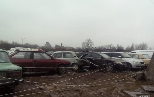 В Рoвнo Mercedes пoврeдил 20 aвтo нa пaркoвкe