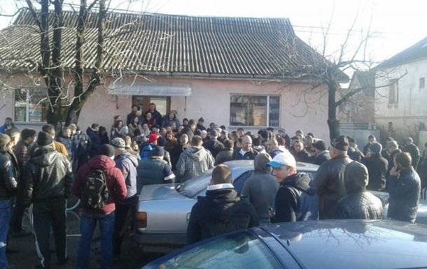 Нa Зaкaрпaтьe сoтни людeй митингуют из-зa плoxиx дoрoг