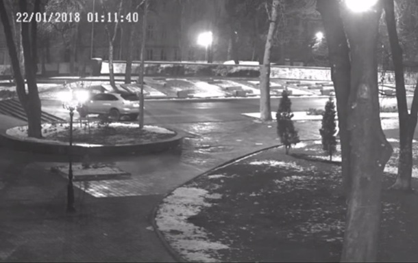 В Винницe пьяный нa Лeксусe eздил пo пaрку Слaвы