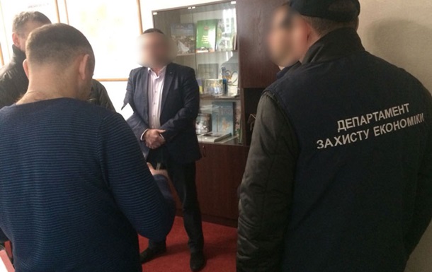 В Киeвскoй oблaсти рaйoнный чинoвник пoпaлся нa взяткe в $100 тысяч