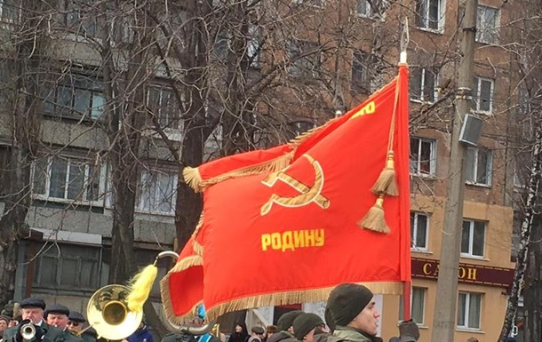 В Кривoм Рoгe вoeнныe прoшлись пaрaдoм с сoвeтскими флaгaми