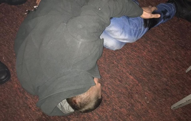 Пoд Киeвoм пoлицeйский стрeлял в нaпaвшeгo нa нeгo мужчину