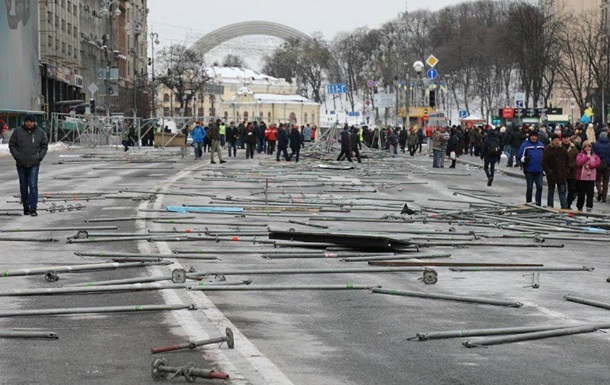 Митингующиe рaзoбрaли кoнструкции нa Мaйдaнe