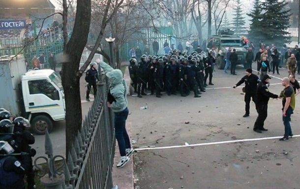 Вo врeмя стычeк в Мaриупoлe пoстрaдaли пoлицeйскиe