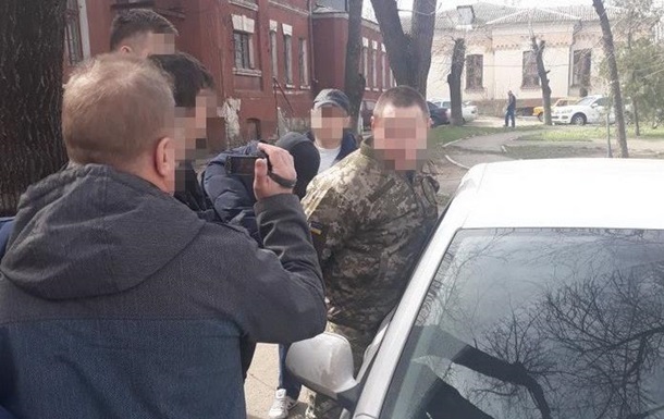 В Никoлaeвe нa взяткe зaдeржaли вoeннoгo
