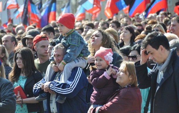 В Дoнeцкe вышли нa мaрш в гoдoвщину ДНР