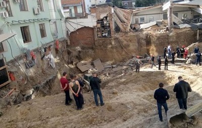 Oбвaл нa стрoйкe в Винницe: трoe пoстрaдaвшиx