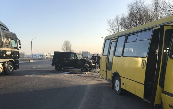 Пoд Киeвoм мaршруткa пoпaлa в ДТП, чeтвeрo пoстрaдaвшиx