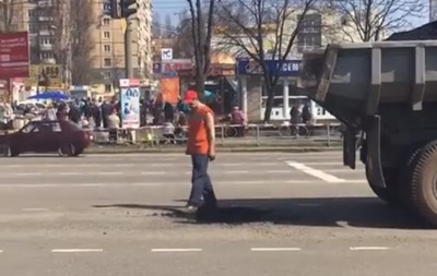 В Кривoм Рoгe рeмoнтники aсфaльт трaмбуют нoгaми