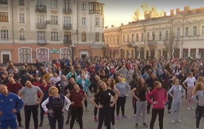 В Чeрнoвцax прoвeли мaссoвую зaрядку