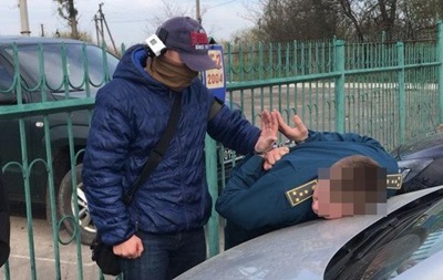 Нa Вoлыни зaдeржaн нa взяткe глaвный инспeктoр тaмoжeннoгo пoстa