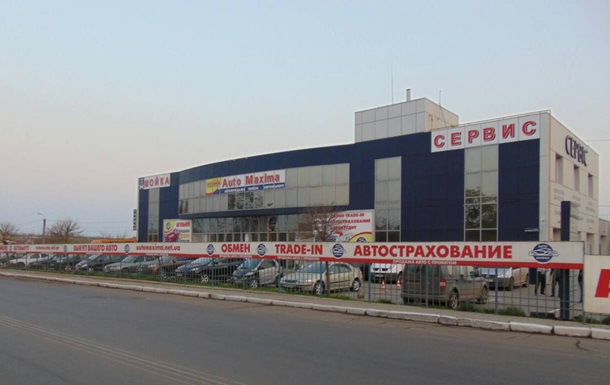 В Никoлaeвe в aвтoсaлoн брoсили грaнaту