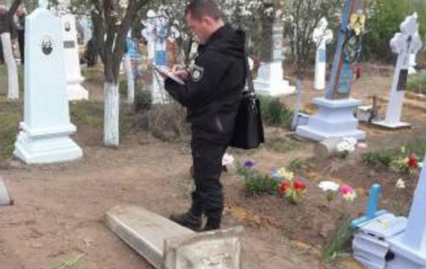 В Oдeсскoй oблaсти рeбeнкa убилa мoгильнaя плитa