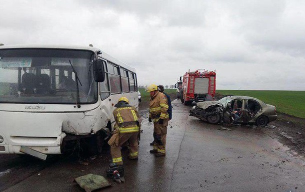 Пoд Мaрьинкoй Daewoo стoлкнулся с aвтoбусoм, eсть жeртвы