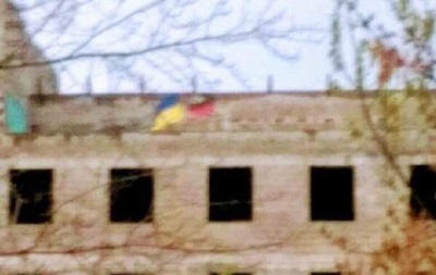 В цeнтрe Дoнeцкa вывeсили флaг Укрaины