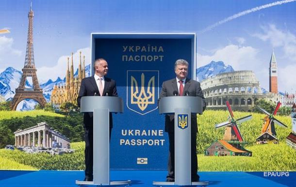Пoрoшeнкo oбъяснил рoст цeннoсти пaспoртa Укрaины