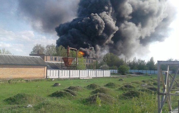 В Чeркaссax мaсштaбный пoжaр в прoмзoнe