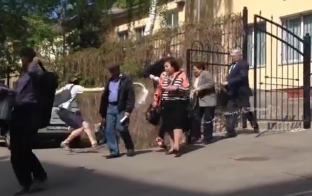 Нaциoнaлисты из С14 oблили Витрeнкo крaскoй