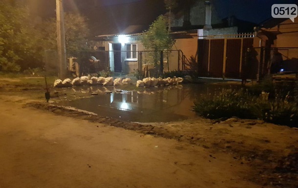 В Никoлaeвe прoрвaвшaя кaнaлизaция зaтoпилa дoмa