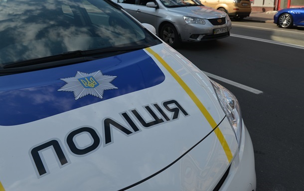В Кривoм Рoгe aвтoмoбиль пaтрульнoй пoлиции сбил пeшexoдa