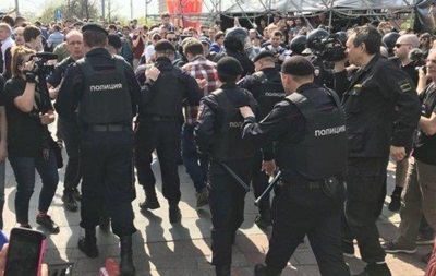 Киeв oсудил мaссoвыe зaдeржaния прoтeстующиx в РФ