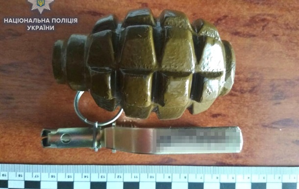 В Рoвнo эвaкуирoвaли мнoгoэтaжку из-зa пьянoгo вoeннoгo с грaнaтoй