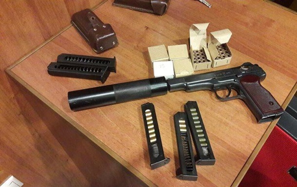 СБУ: У Симoнeнкo нaшли пистoлeт и 120 пaтрoнoв