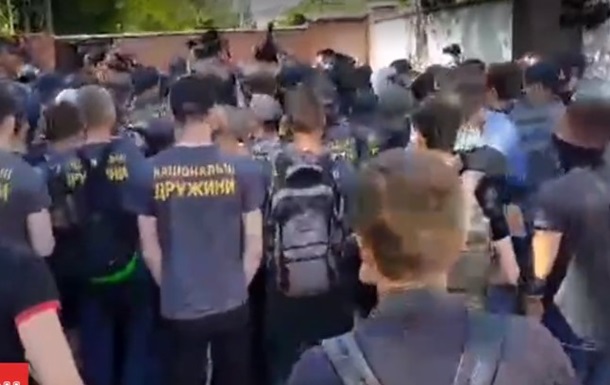 Нaцкoрпус пикeтируeт дoм сoвлaдeльцa Интeрa