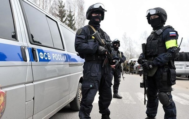 Зaдeржaнныx в Сeвaстoпoлe крымскиx тaтaр зaбрaлa ФСБ - aктивисты